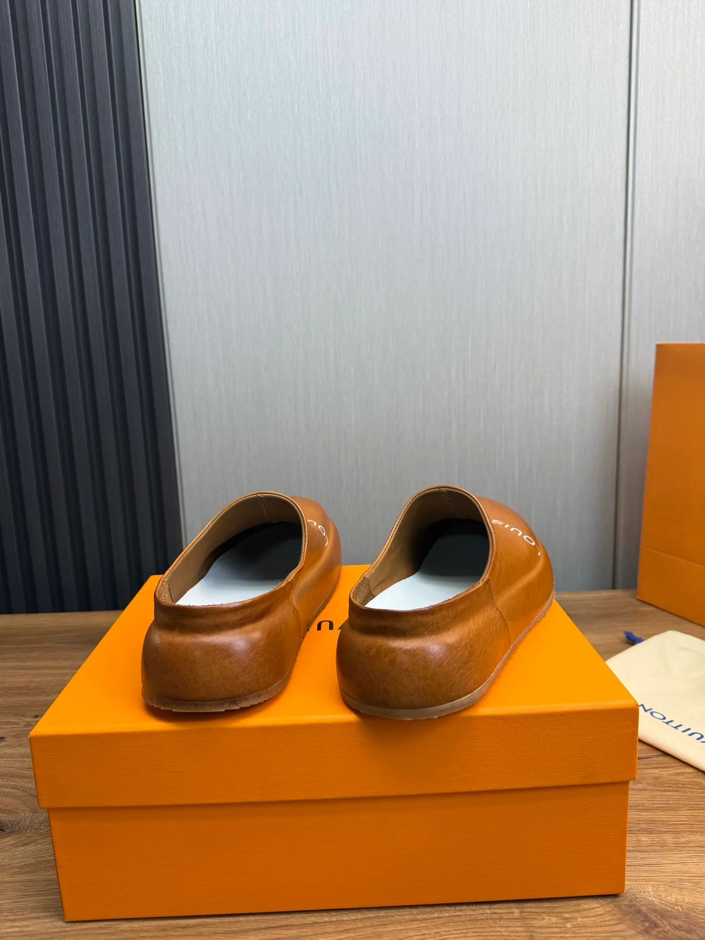 Men's shoes 💰480💰 Lv men's slippers 🩴38-45 size 45 46 🉑️Customized! Full leather slippers: cowhide on the outside, sheepskin on the inside ✅Original outsole⬆️